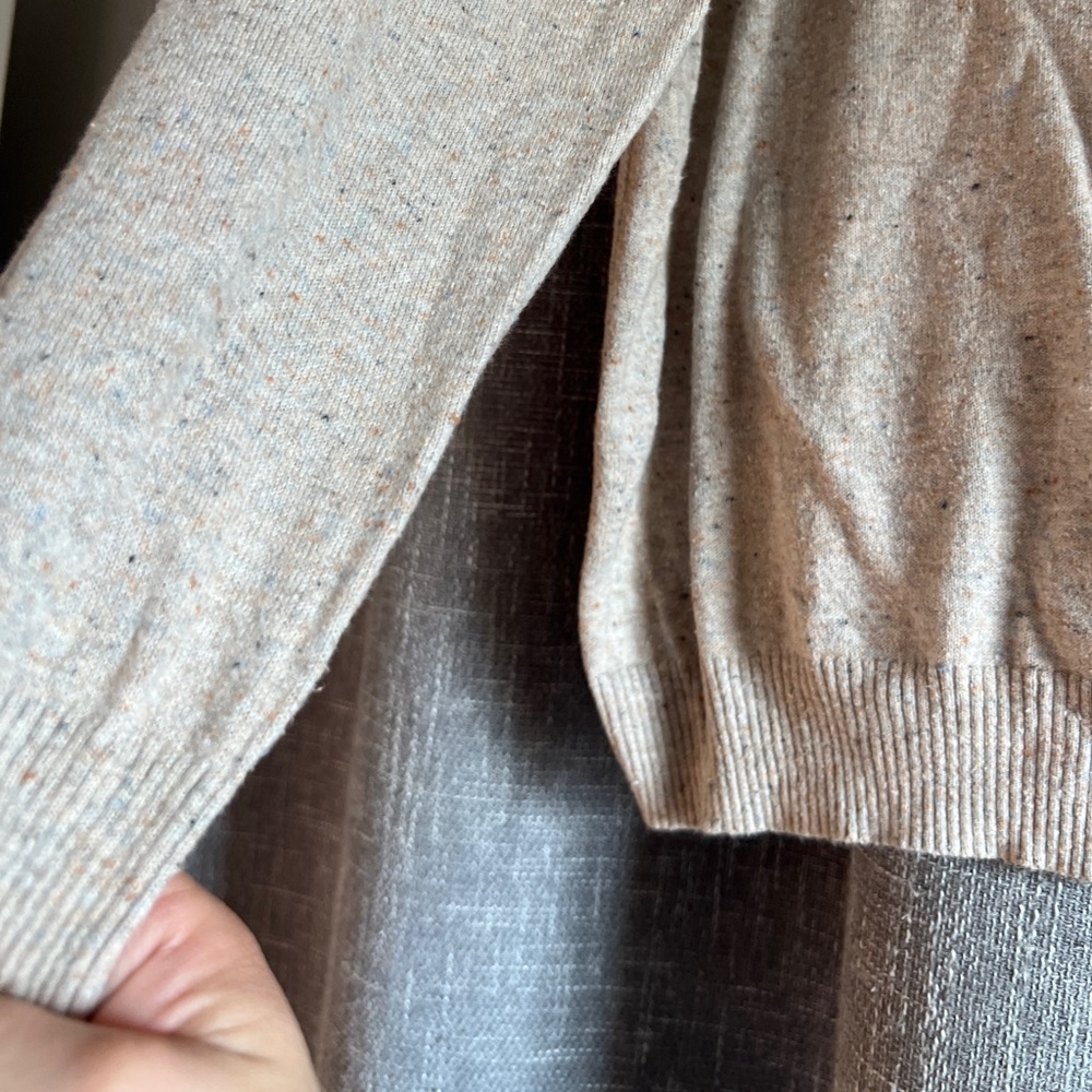 Charles Tyrwhitt Men’s heathered cream v-neck sweater, cotton & cashmere - Large - Picture 5 of 11